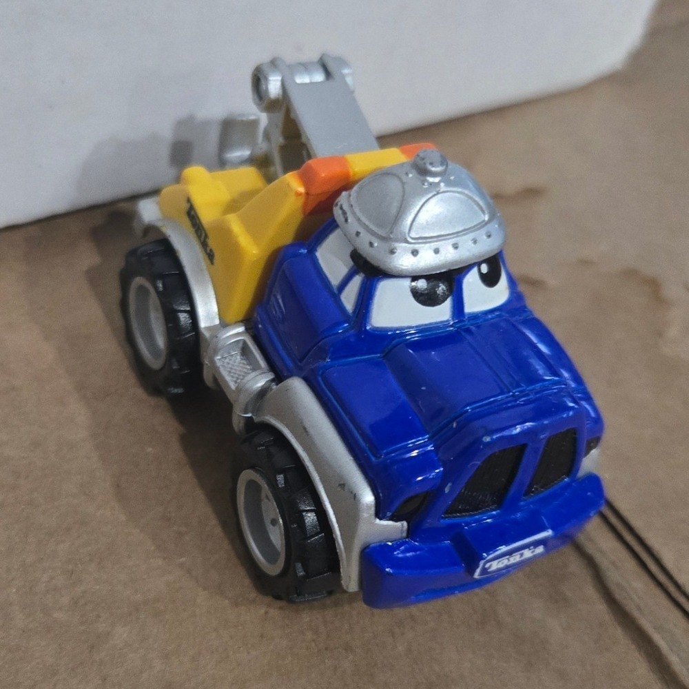 Tonka Chuck and Friends Tow Truck Blue Yellow Maisto Hasbro 2000 Diecast Toy